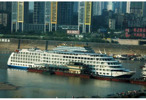 El buque atracado en el Rio Jialing 